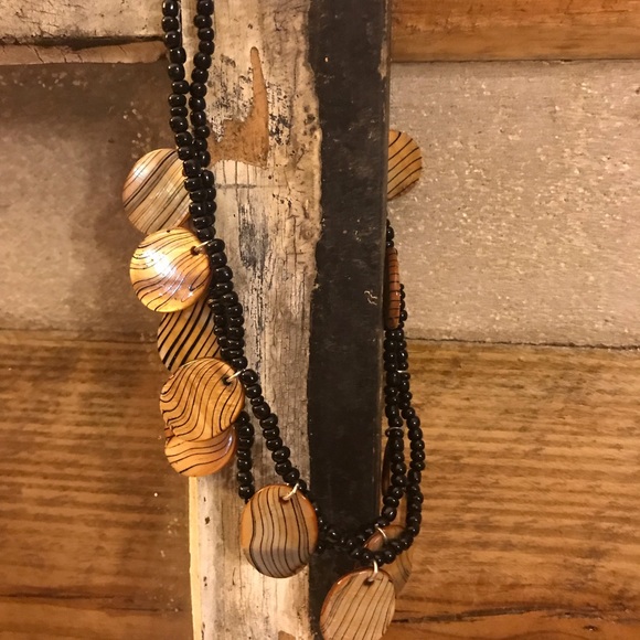 Black beaded necklace with brown shell-like pieces - Picture 5 of 6